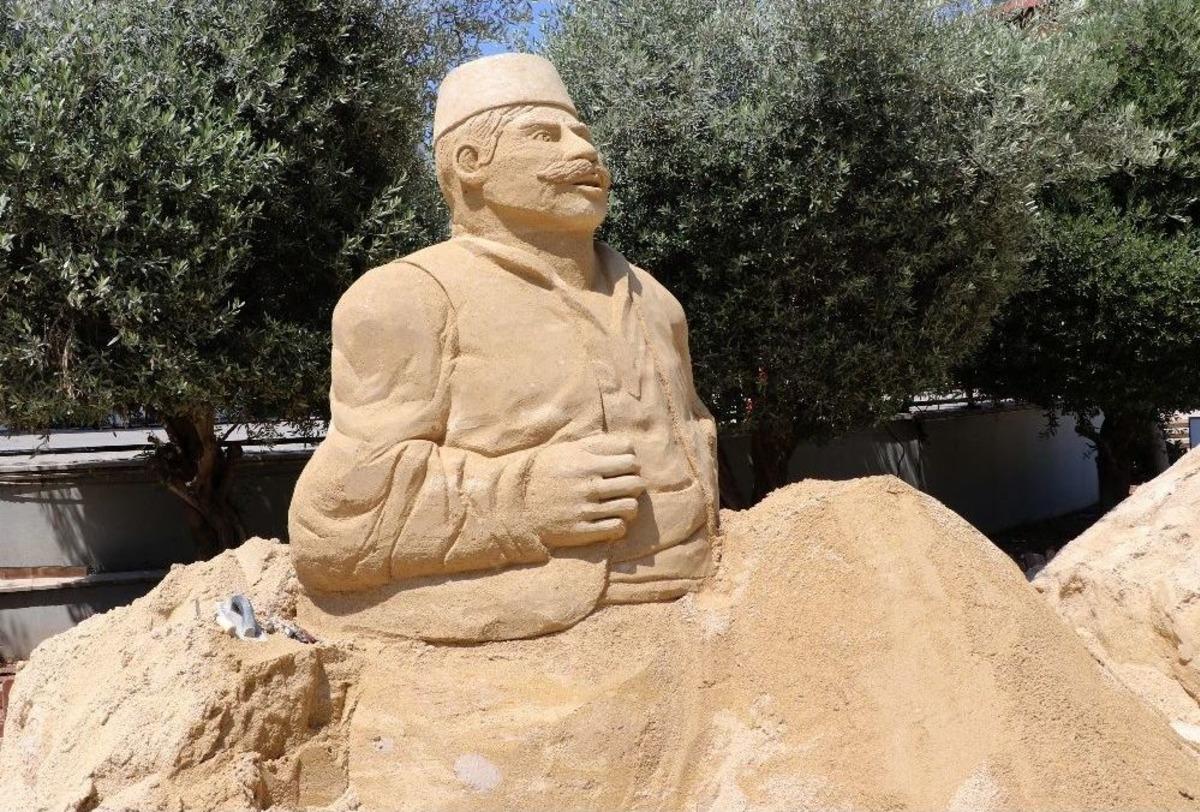 Kumdan Dev Heykeller B&uuml;y&uuml;l&uuml;yor