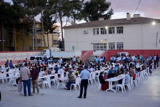 Sınırın Sıfır Noktasındaki İftar Sofrası Havadan Görüntülendi