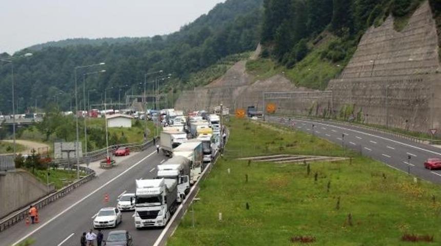 Bolu Dağı T&uuml;neli'nde Hasarlı Kaza Ulaşımı Aksattı