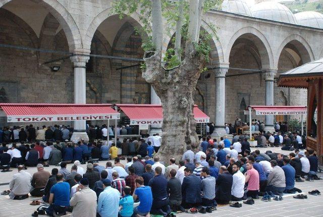 Tokat’ta Cuma Namazında Şehitler İçin Dua Edildi