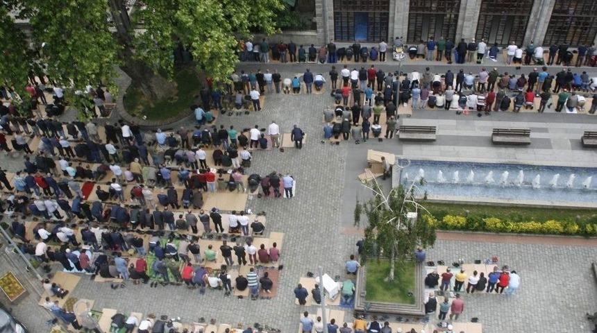 Trabzon&rsquo;da Ramazan Ayının İlk Cuma Namazı&rsquo;nda Cemaat Sokağa Taştı