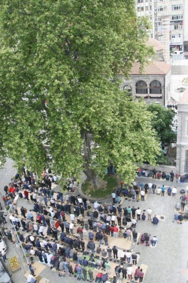 Trabzon’da Ramazan Ayının İlk Cuma Namazı’nda Cemaat Sokağa Taştı 1