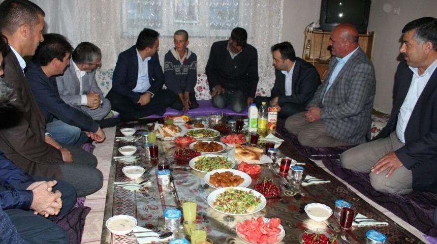 Kaymakam D&uuml;ndar Halkın Sofrasında