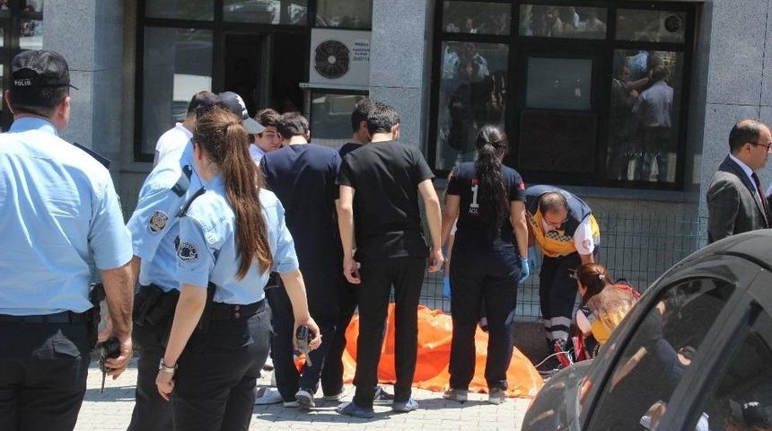 Denizli Adliyesi &Ouml;n&uuml;nde Boşanma Tartışması Kanlı Bitti: 1 &Ouml;l&uuml;, 2 Yaralı