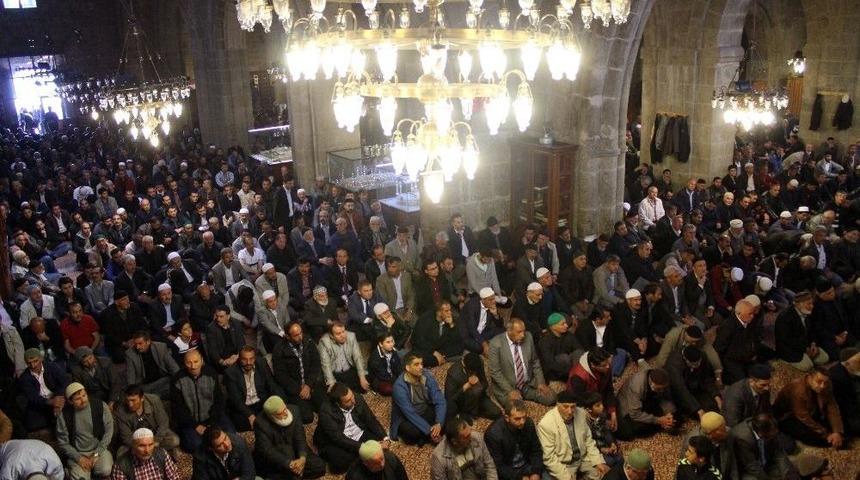 Ramazan&rsquo;ın İlk Cuma Namazında Camiler Cemaatle Doldu Taştı