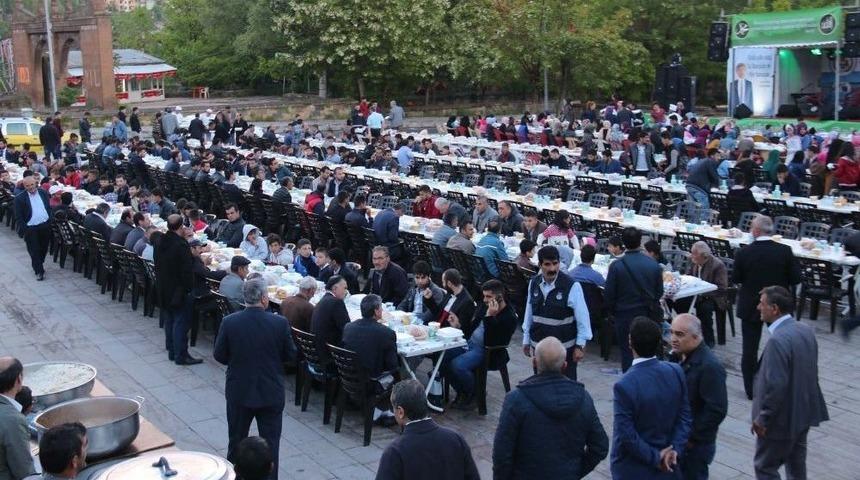 Belediyenin İftar Sofrasına Yoğun İlgi