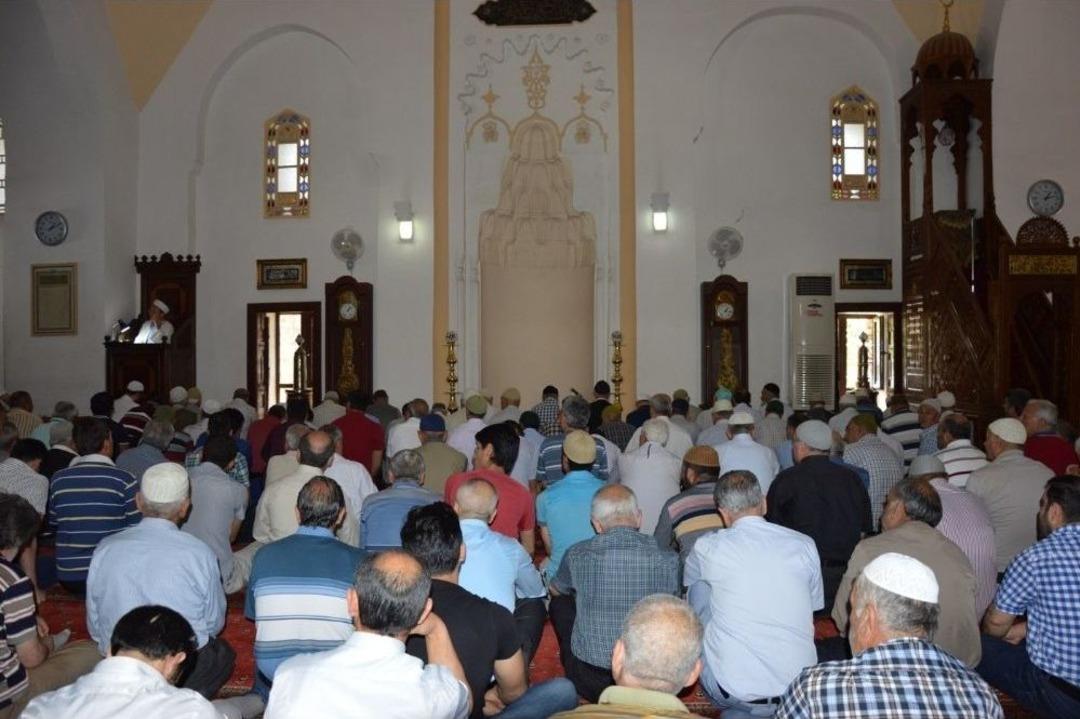 Ramazan&rsquo;ın İlk Cuma Namazında Camiler Doldu Taştı
