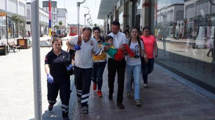 Elini Y&uuml;r&uuml;yen Merdivene Kaptıran &Ccedil;ocuk Yaralandı