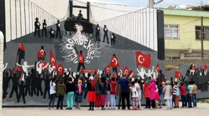 Okul Duvarına Darbe Girişimine Halkın Direnişini Resmettiler