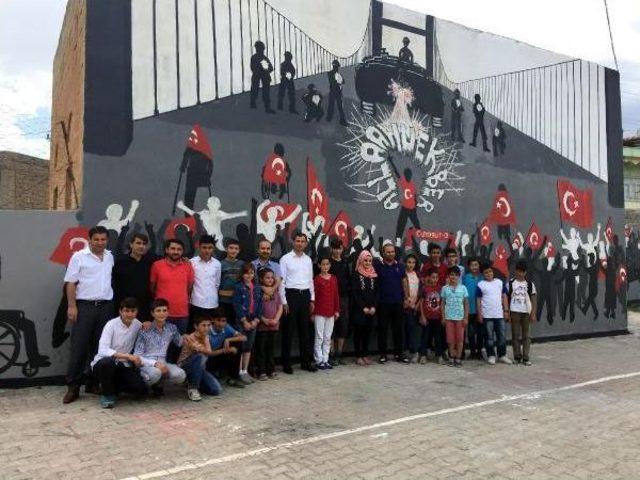 Okul Duvarına Darbe Girişimine Halkın Direnişini Resmettiler 1