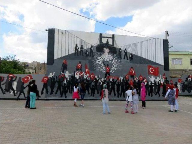 Okul Duvarına Darbe Girişimine Halkın Direnişini Resmettiler 2