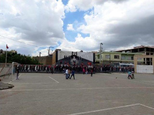 Okul Duvarına Darbe Girişimine Halkın Direnişini Resmettiler 3