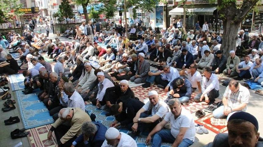 Ramazan&rsquo;ın İlk Cuma Namazında Camiler Doldu Taştı