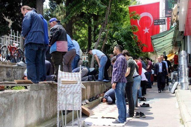 Ramazan’ın İlk Cuma Namazında Camiler Doldu Taştı