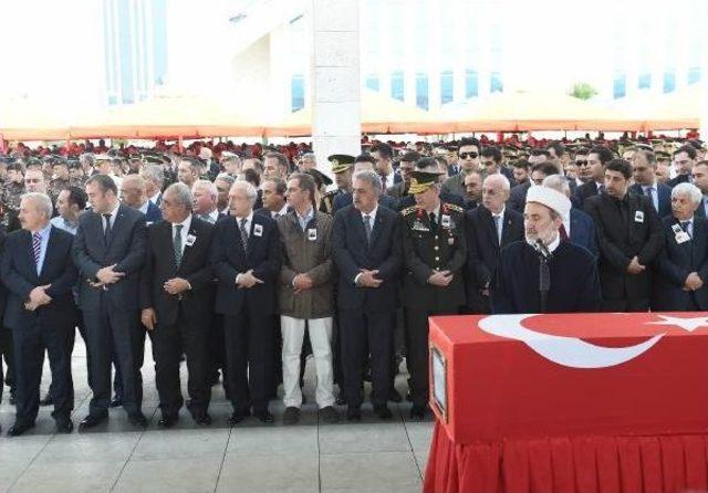 Helikopter Şehidi Albay K&uuml;&ccedil;&uuml;kdemirkol, Ankara da Son Yolculuğuna Uğurlandı (1) 2