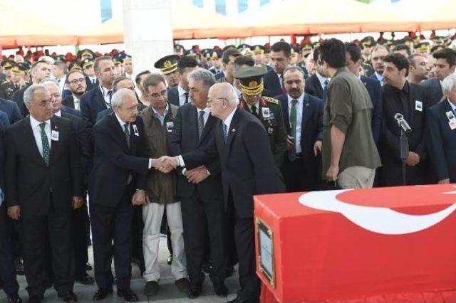 Helikopter Şehidi Albay K&uuml;&ccedil;&uuml;kdemirkol, Ankara da Son Yolculuğuna Uğurlandı (1) 3