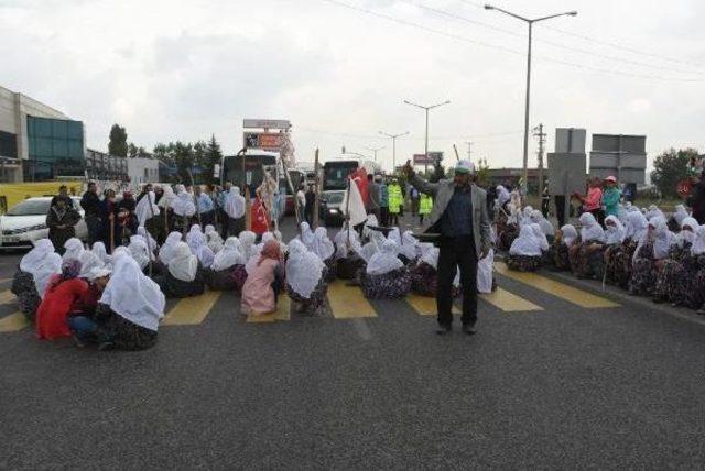 Meralarına Müze Yapılmak Istenmesine Tepki Gösteren Kadınlar, Vali Gelmeden Yolu Açmadı