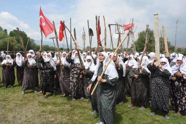 Meralarına Müze Yapılmak Istenmesine Tepki Gösteren Kadınlar, Vali Gelmeden Yolu Açmadı