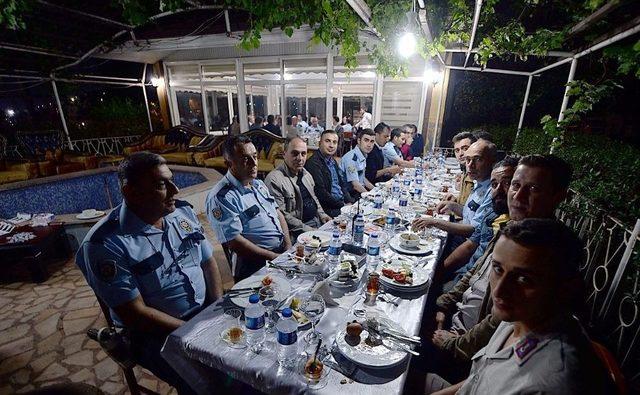 Vali Sahuru Polislerle Yaptı 1