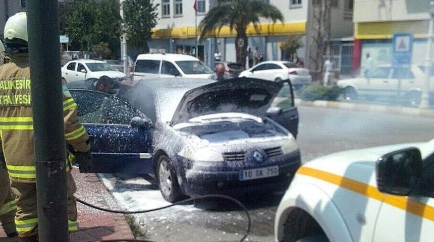 Duman Altında Kalan Otomobil Paniğe Neden Oldu