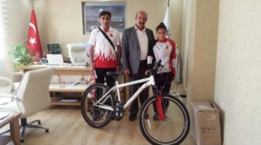 Milli Takıma Se&ccedil;ilen Atlete Bisiklet Hediye Edildi