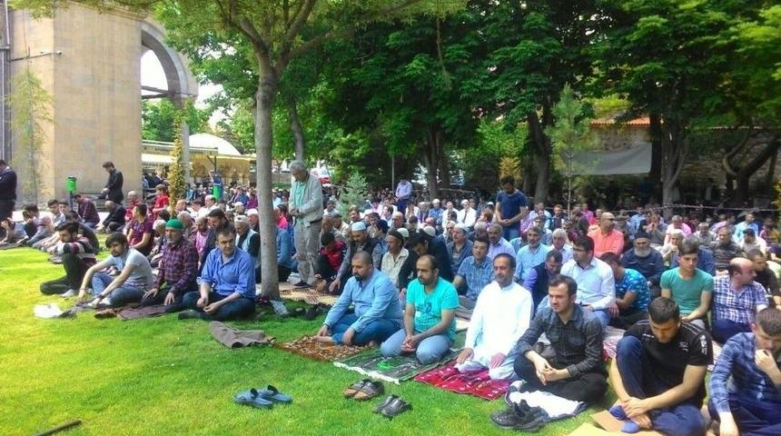 Ramazan&rsquo;ın İlk Cuma Namazında Camide Yer Bulamayan Cemaat Parklarda Namaz Kıldı
