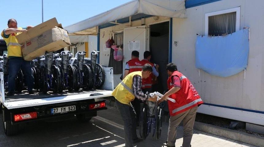 Engelli Suriyelilere 20 Adet Tekerlekli Sandalye Dağıtıldı