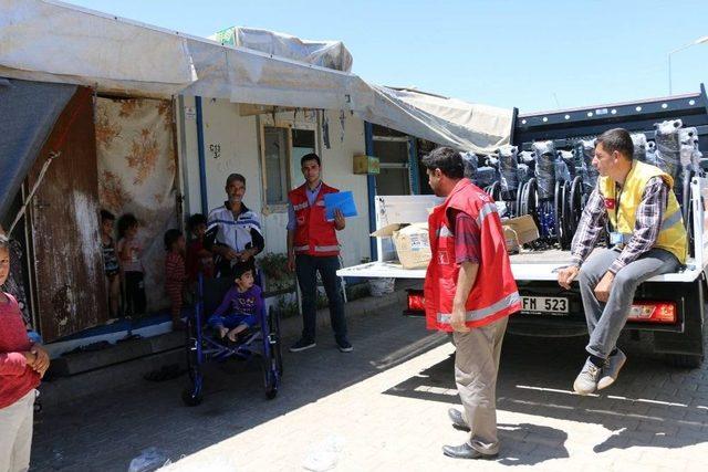 Engelli Suriyelilere 20 Adet Tekerlekli Sandalye Dağıtıldı