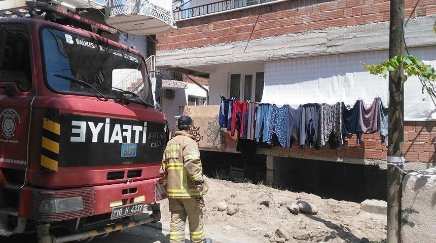 Havalandırma Boşluğuna D&uuml;şen Kargayı İtfaiye Ekipleri Kurtardı