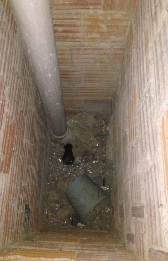 Havalandırma Boşluğuna D&uuml;şen Kargayı İtfaiye Ekipleri Kurtardı 1