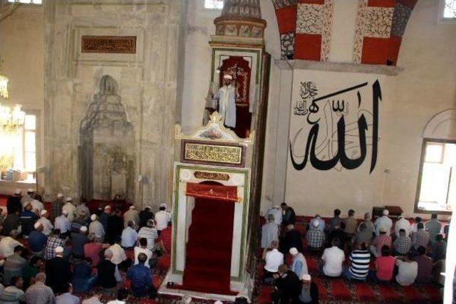 Eski Camii De 656 Yıllık Kılıçlı Hutbe Geleneği