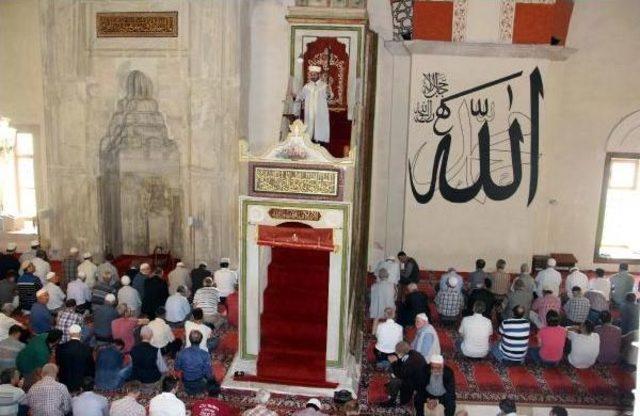 Eski Camii De 656 Yıllık Kılıçlı Hutbe Geleneği