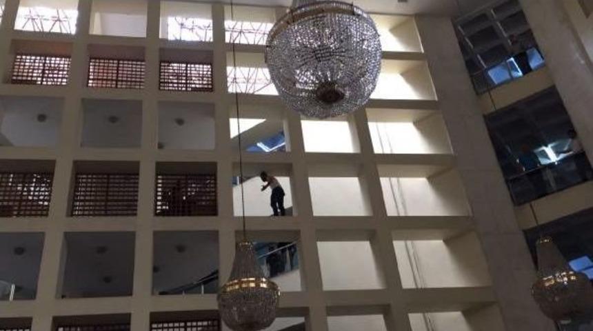 Cezaevine Girmemek I&ccedil;in Adliye Sarayında Intihara Kalkıştı