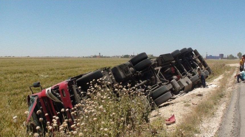 İpekyolu&rsquo;nda Nişasta Dolu Y&uuml;k Tır Devrildi
