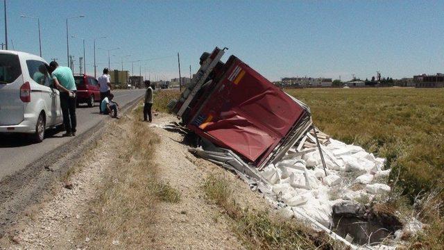 İpekyolu’nda Nişasta Dolu Yük Tır Devrildi