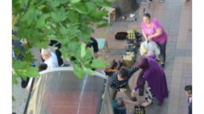 Sokak Ortasında Sa&ccedil; Sa&ccedil;a Kavga