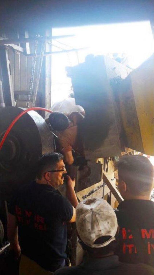 Bacağı Kalıp Makinesine Sıkışan Iş&ccedil;i Kurtarıldı 3