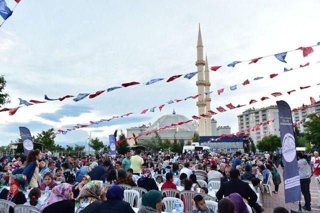 Dulkadiroğlunun İftar Sofrasına Vatandaşlar Yoğun İlgi Gösterdi