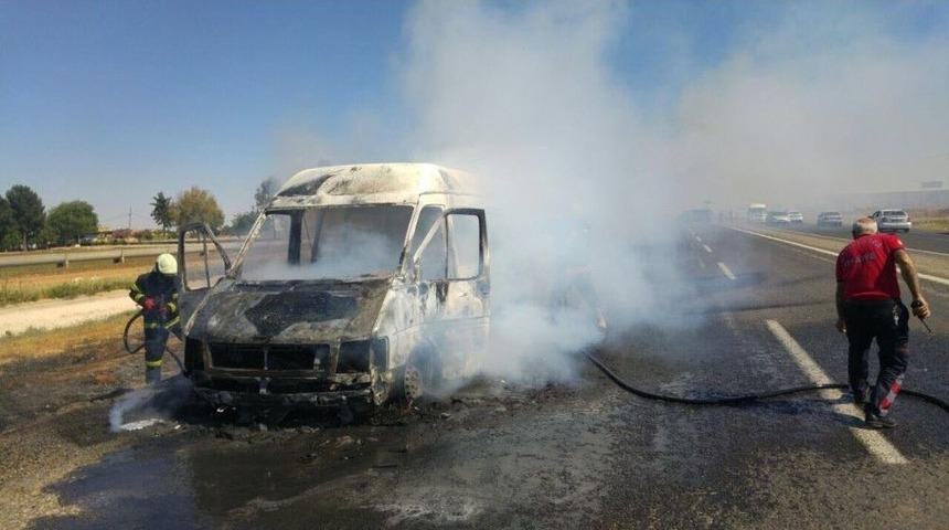 Seyir Halindeki Minib&uuml;s Alev Aldı