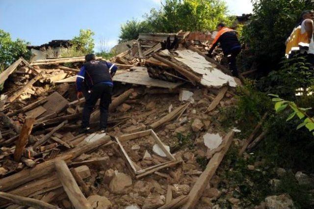 Tokat'ta Kullanılmayan Tek Katlı Ahşap Ev Çöktü