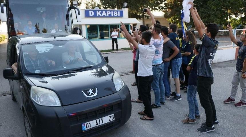 Fenerbah&ccedil;e Kafilesini Adana&rsquo;da 25 Kişilik Grup Karşıladı