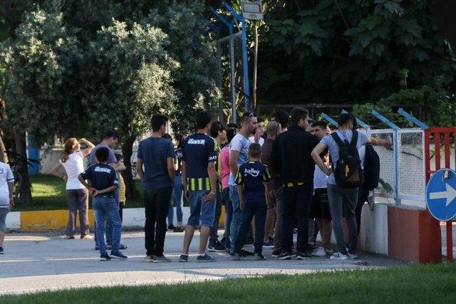 Fenerbahçe Kafilesini Adana’da 25 Kişilik Grup Karşıladı