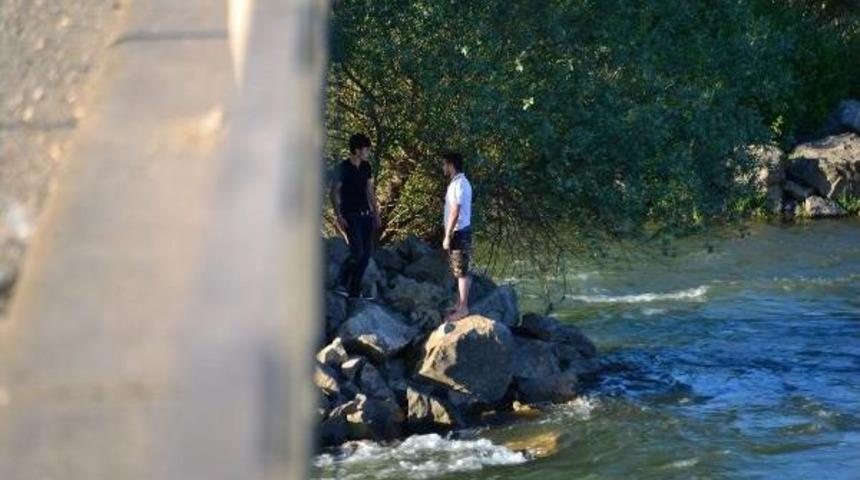 K&ouml;pr&uuml; Ayaklarında Mahsur Kalan Iki Genci Itfaiye Kurtardı