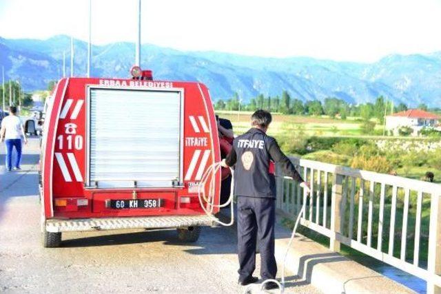 Köprü Ayaklarında Mahsur Kalan Iki Genci Itfaiye Kurtardı