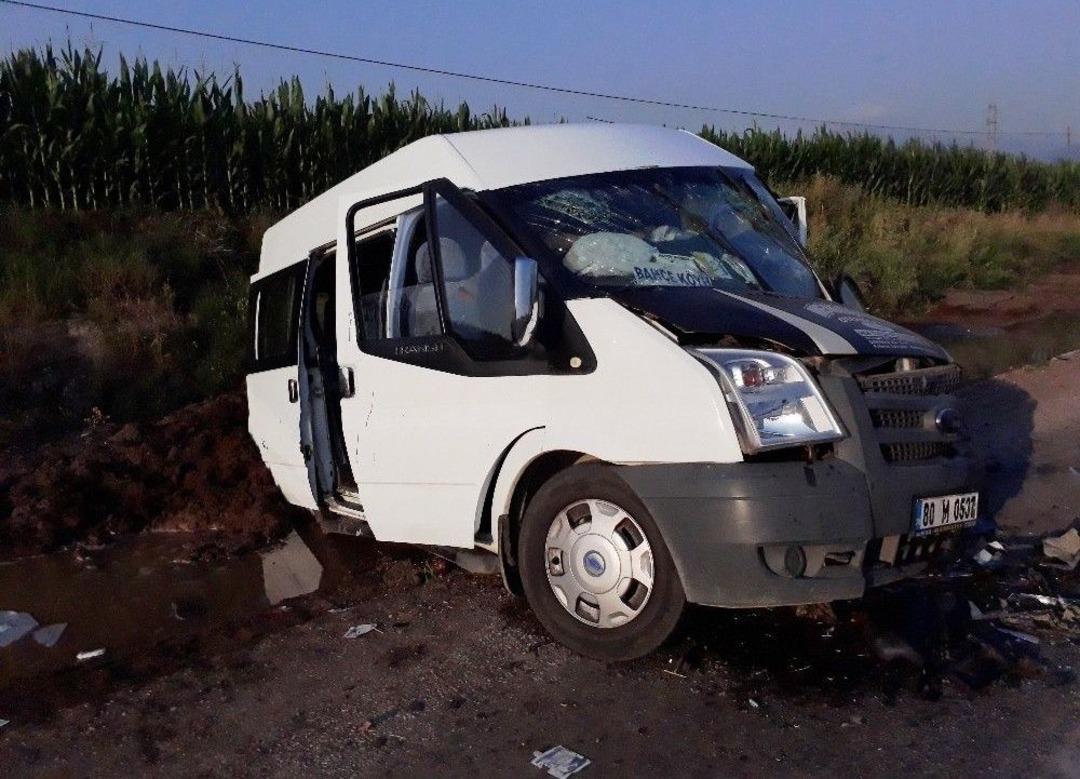 Otomobil İle Minib&uuml;s &Ccedil;arpıştı: 1 &Ouml;l&uuml;, 8 Yaralı