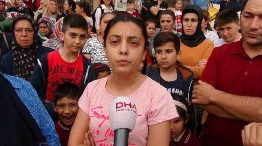 Ey&uuml;p'te Okulun Kapatılma Kararına Protesto