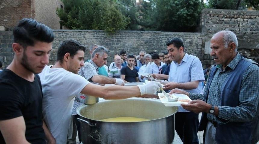 Kaymakam Adanur İftarını Vatandaşlarla A&ccedil;tı