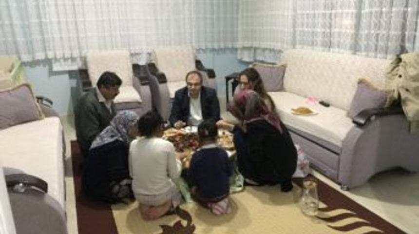 Kaymakam &Uuml;&ccedil;er, İftar Sofralarını Konuk Oluyor