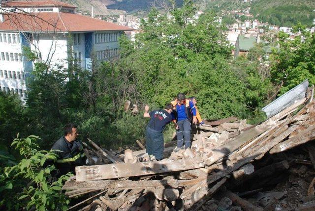 Metruk Evdeki Göçük Kurtarma Ekiplerini Alarma Geçirdi