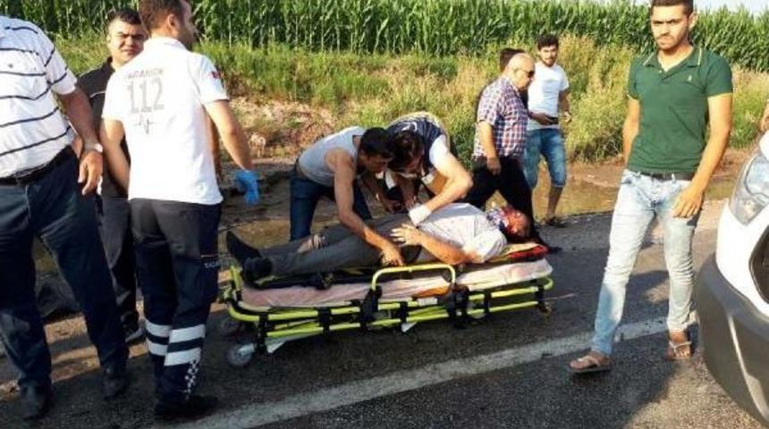 Otomobil Ile Yolcu Minib&uuml;s&uuml; &Ccedil;arpıştı: 1 &Ouml;l&uuml;, 8 Yaralı